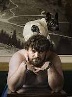 Bird Berlin  Blühend glitzernd und glänzend duftend fliegen Bird Berlins Federn ans Ohr.  Stampfende Beats beben in unser Gemüt und lassen Tanzfüße fanatisch kreischen. Ekstatische Erotik, die beliebte Bewegung in verwirrende Verzückung verwandelt. Musiko